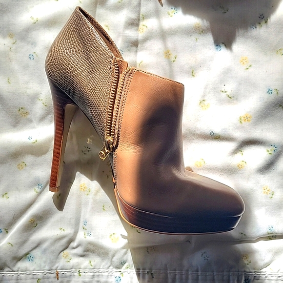 Micheal Kors boots - Picture 3 of 3